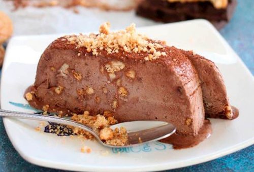 Acıbadem kurabiyeli ve bitter çikolatalı semifreddo