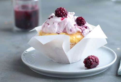 BÖĞÜRTLENLİ VE LİMONLU KÜÇÜK PAVLOVALAR