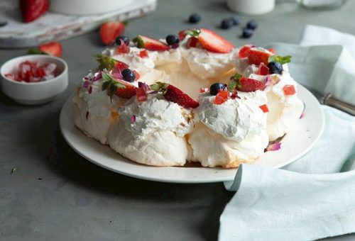 ÇİLEKLİ VE GÜL LOKUMLU PAVLOVA ÇELENGİ