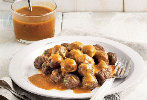 DOMATES VE FESLEĞEN SOSLU KÖFTE TOPLARI