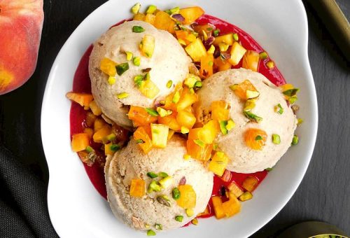 Hurmalı vanilyalı dondurma, ılık frambuaz sosu ve şeftali ile