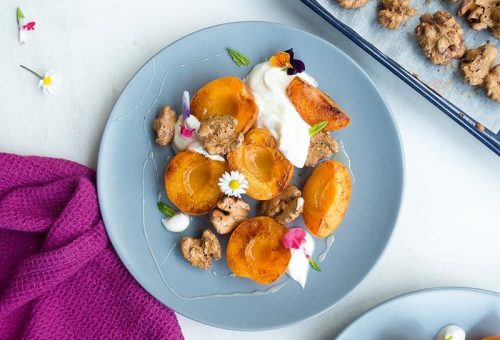 Ilık kayısılar, ballı süzme yoğurt ile