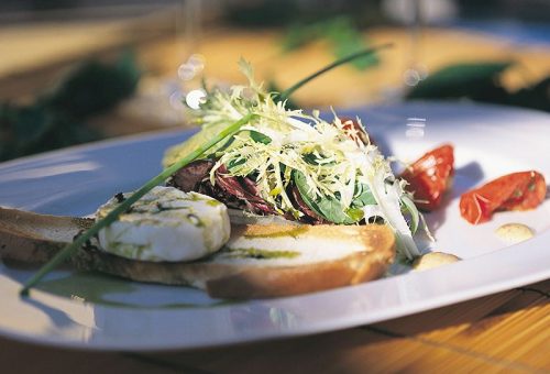 KEÇİ PEYNİRLİ VE BAHARATLI SALATA