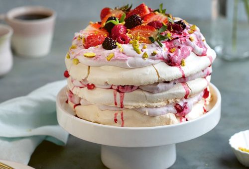 ORMAN MEYVELİ VE ANTEP FISTIKLI PAVLOVA