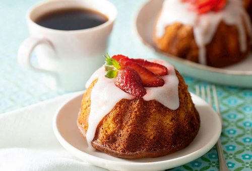 Yoğurtlu taze çilekli kek