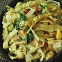 Kızarmış Tavuklu Pirinç Eriştesi