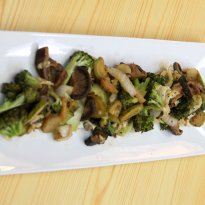 Wokta Bal ve Siyah Fasulye Sırıyla Karıştırılmış Sebzeler