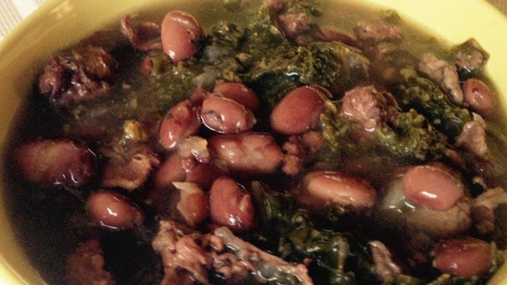 Kale ve Linguica ile Portekiz Fasulyesi