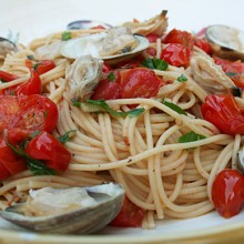 Spaghetti With Clams & Cherry Tomatoes