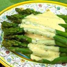 Blanched Asparagus With Quick & Easy Hollandaise Sauce